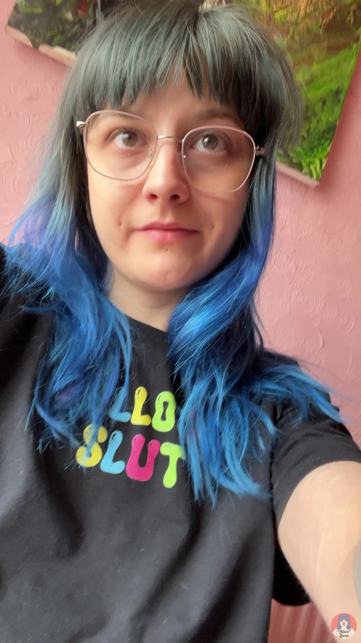 Alice Bean: Alice Peeing