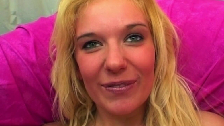 My German Amateurs: Une blonde suce une bite profondément puis prend un gros...