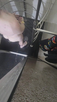 Ganzer körper mit Wasserstrahlen gefüllt, sensationelle oberansicht, dampfende schottische dusche
