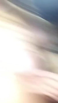 Moje přítelkyně je velmi lahodná a děvka, moji rodiče mě žádají, abych ji vzal do třídy, ale nakonec šukáme.