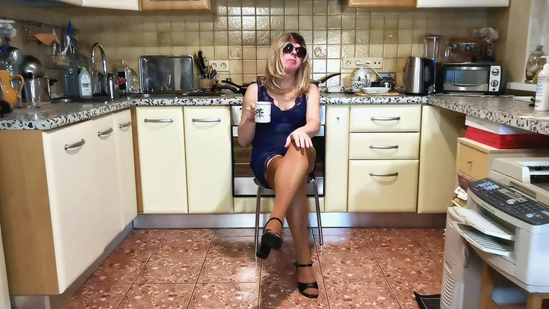 Sissy Cummy Lingerie: Michelle Ernandes apresenta um programa na web para um casal...