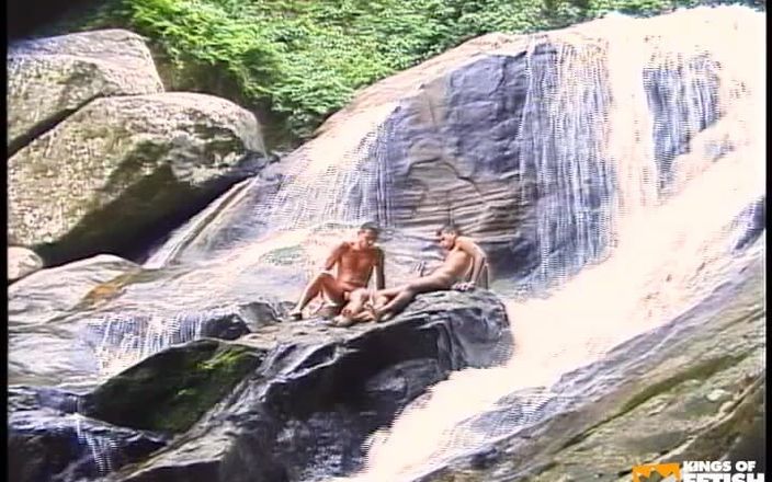 Gay Diaries: Два возбужденных твинка шпилят и поедают свои задницы на улице у реки