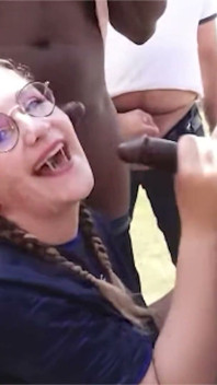 Une fille ringarde avale des éjacs pendant une séance de dogging