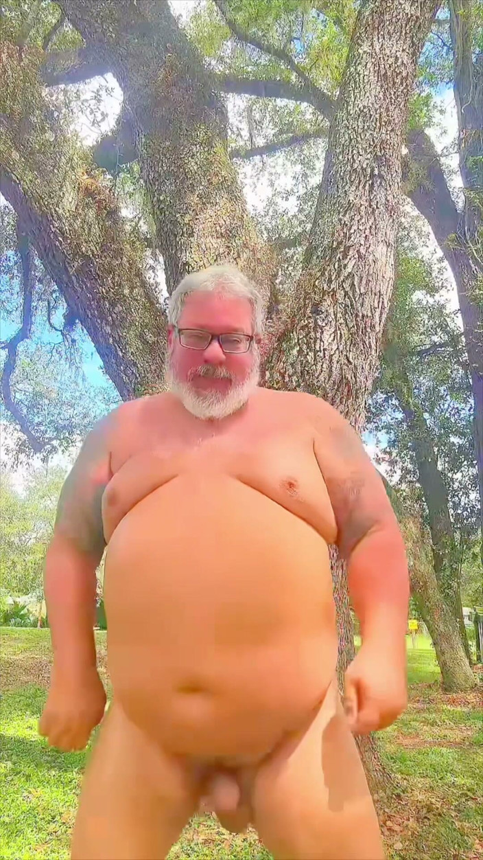 Hand-Free-Daddy-Chub: Nahý tančící medvěd v divočině ukazuje svou díru