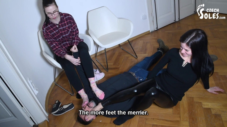 Czech Soles - foot fetish content: Se fait prendre et punir par deux jeunes foot girls