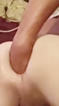 ชายหนุ่มรูปงามฝึกการจับมือคนเดียว