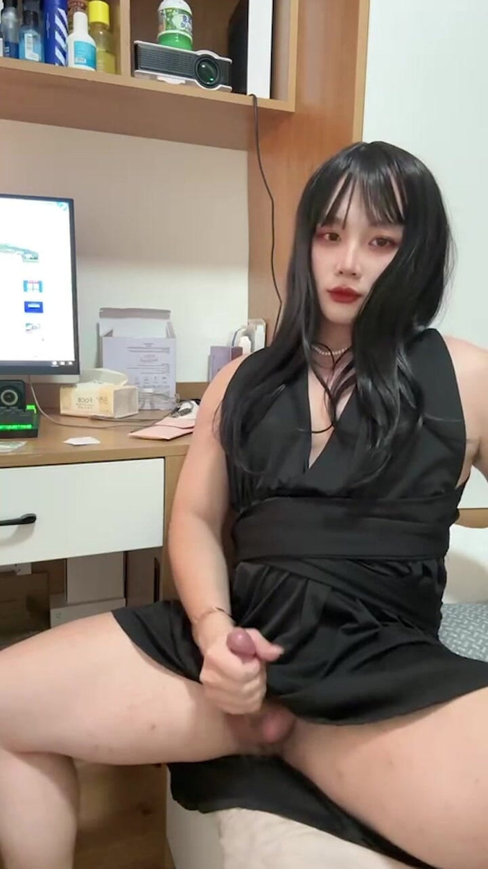 Akbb: 你的小可爱玩弄自己乳头后射出大量精液在肚子上