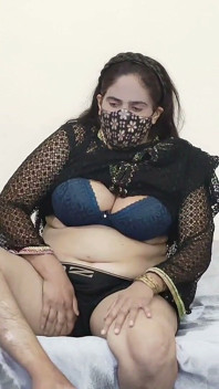 Wanita India toket aduhai lagi asik masturbasi pakai dildo ukuran raksasa