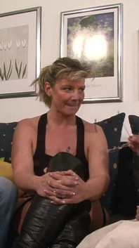 Německá blondýnka a brunetka MILF se zapojily do divoké trojky, když používají sexuální hračky, stejně jako péro v dychtivých dírách