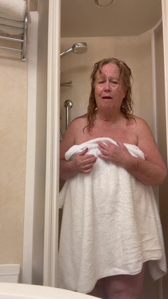 Big Ass 4 U: Une mamie prend une douche après avoir versé des pépites...