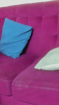 On Voit Une Femme Mature Se Masturber Dans Le Salon De La Maison De Ses Collègues