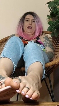 Lady Angela žabky, toe prsteny a blue jeans femdom