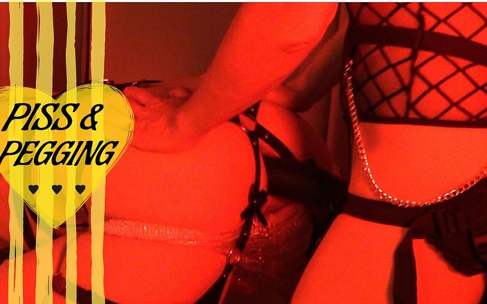 Fetish Explorers: 페깅 세션 전에 골든 샤워를 받는 기저귀를 벗는 남친