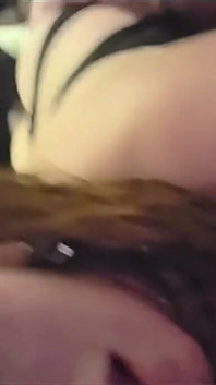 Sexy nadržená a hladová MILFka pohltí péro