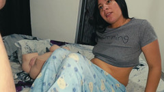 Artemisa74: 继母走进我的房间，看到我用我的棕褐色娃娃自慰 - 自拍性爱