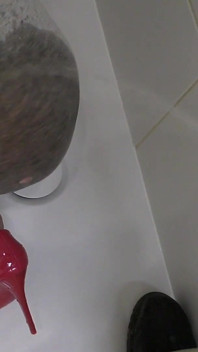 Piscio sul mio culo in leggins e piedi accanto