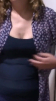 Mia moglie mostra le sue tette ai miei amici in modo che possano masturbarsi e riempirla di latte