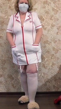 Esposa madura se preparando para uma festa de Natal e experimentando o uniforme de enfermeira. Ela quer ser fodida lá?