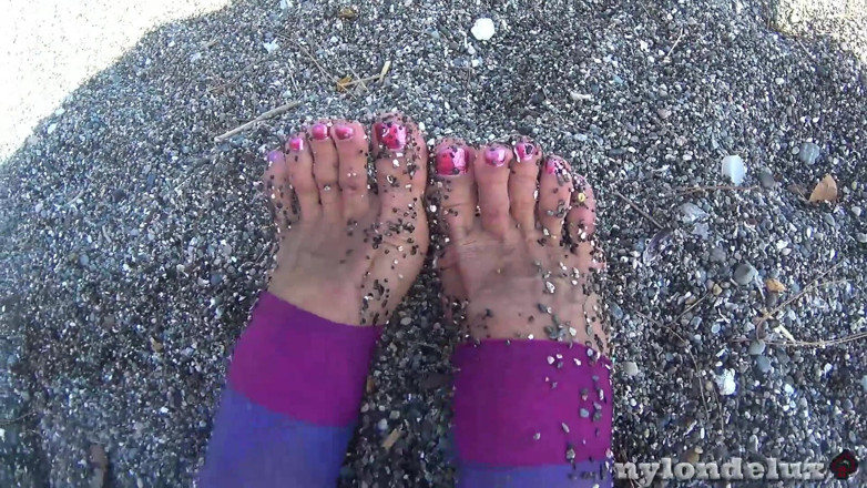 Nylondelux: Ultra shinny leggins pantyhose on the beach