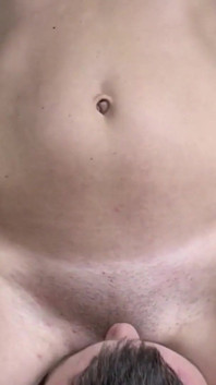Elle caresse son jus de chatte sur mon visage et mes lèvres