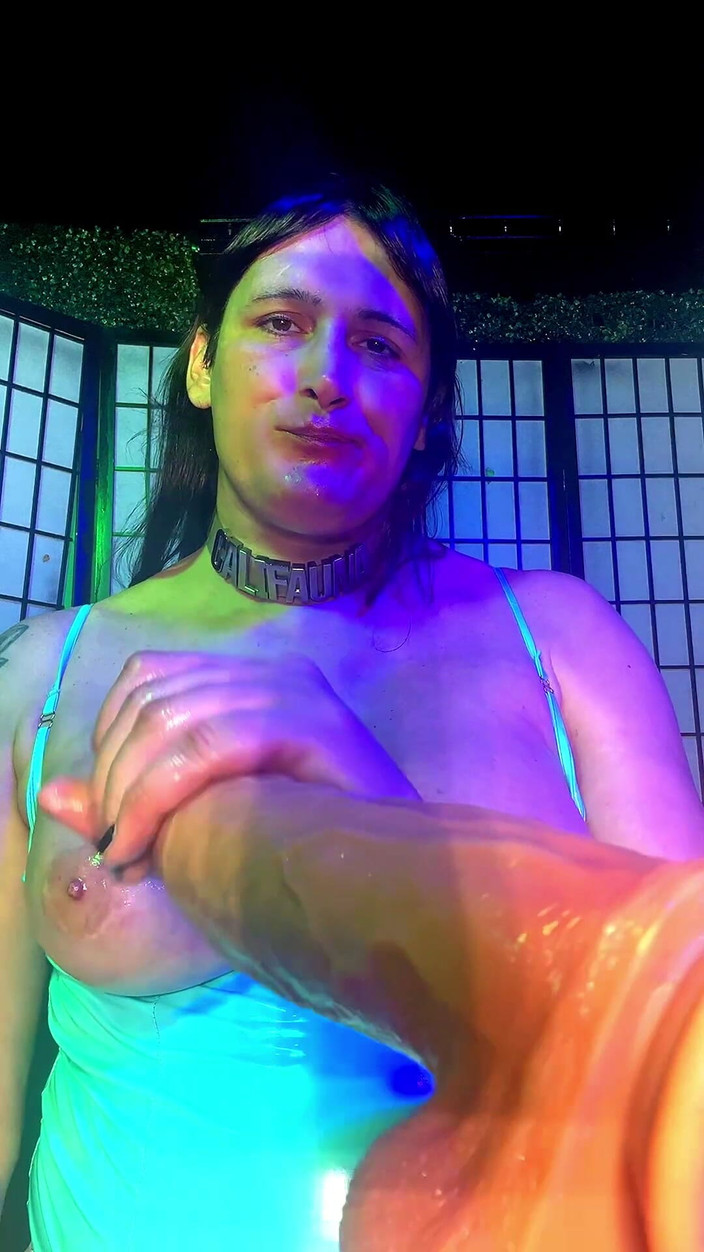 Cali Fauna: オイルを塗ったNの愛情深いハンドジョブとフェラチオ