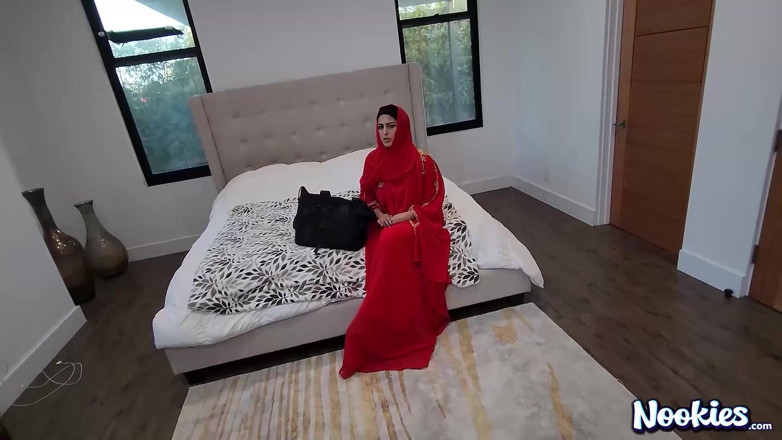 Nookies: Cel care a scăpat - Hijab Hottie Fantasy