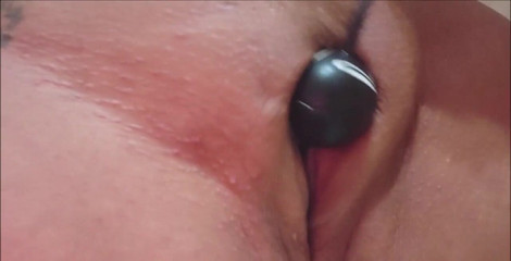 Natalie K: 在这个浴缸爱球操逼自拍剪辑，我拉动爱球在我体内性交