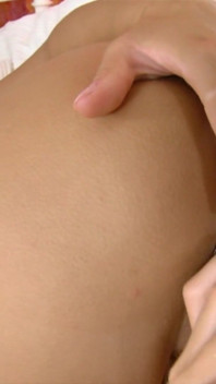 Sexy blonďatá teenagerka je ošukaná kundičkou její přítelkyní se straponem