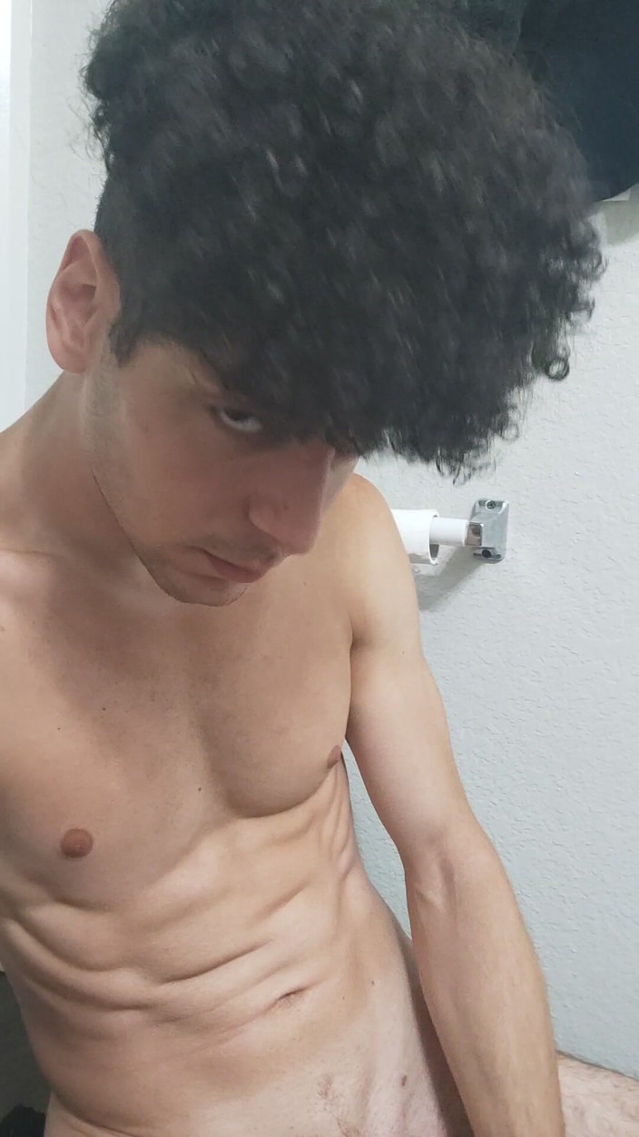 TikTok Boy: Un étudiant lui caresse la bite dans la salle de bain
