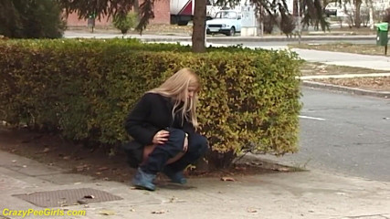 Crazy pee girls: Piękno sika na ulicy za krzakami