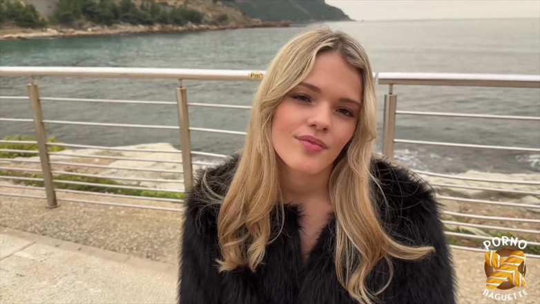 Porno Baguette: Jade, bella bionda, ama mangiare