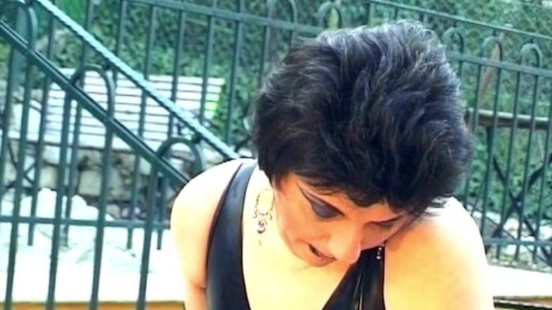 My German Amateurs: Si rambut coklat Dominatrix Pins Clothespins pada zakar