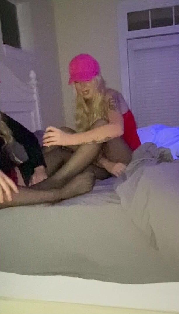 MadisonCD2025: Hotwife und transvestiten-ehemann im Bett in dessous, strümpfen und der...