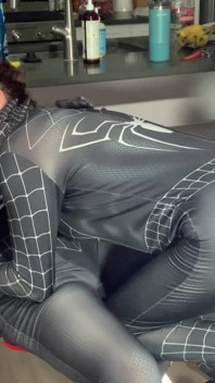 Огромный член дает многократный анал и киску кримпаи в тройничке и трахает 2-х девушек-пауков хентай стиле