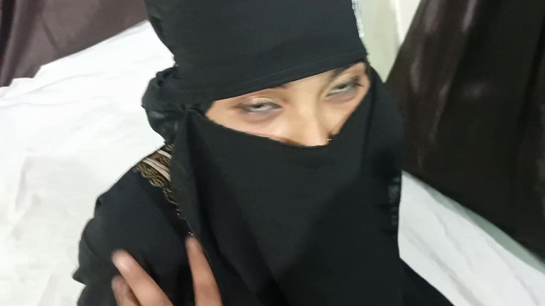 Dearshivani: Gospodina musulmană a fost futută de proprietarul casei