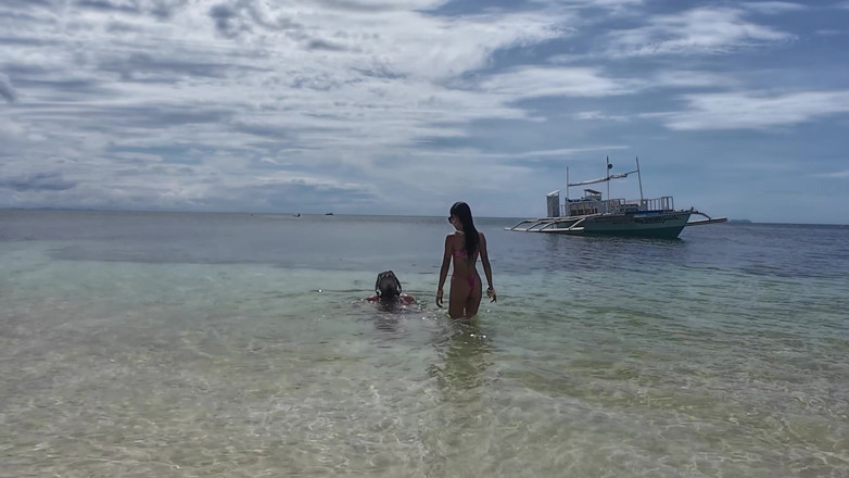 MaikaMann: Ânus relaxante na água macia do oceano salty antes do sexo...