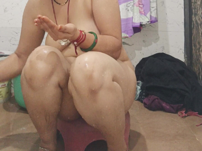 Priyahot77: Spettacolo di culo grosso di bhabi