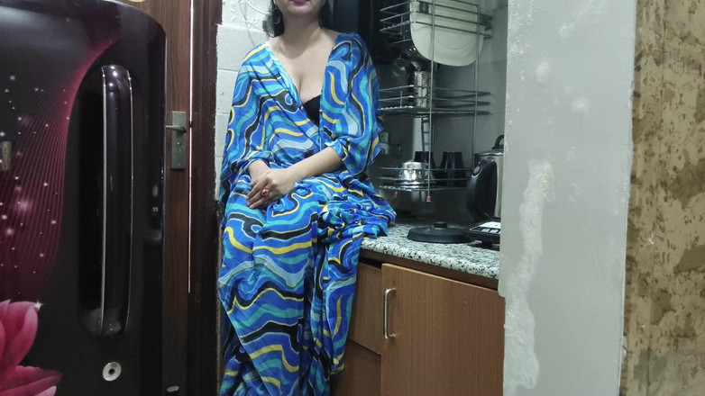 Saarabhabhi6: Mama vitregă indiană privește și intră în bucătăria fiului ei vitreg ca...