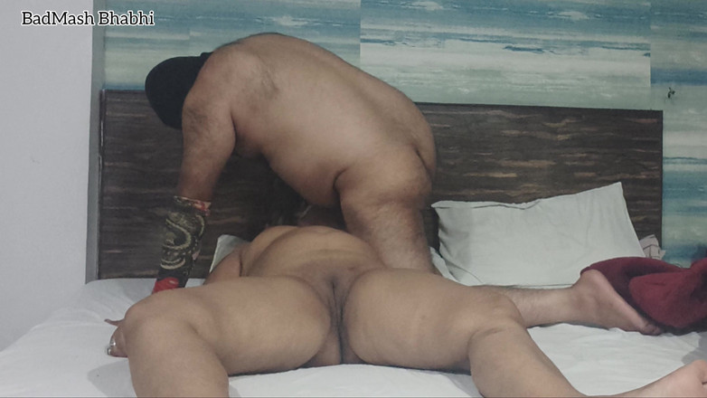 BadMash_Bhabhi: Joven bengalí Pooja india vistiendo lápiz labial azul chupó la...