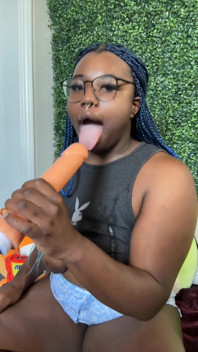 La ragazza ebano viene scopata in faccia