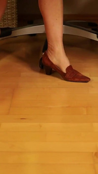 Tălpi senzuale în ciorapi din nailon în mocasini vintage