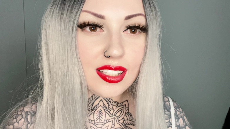 Miss Valentina: Ahegao yüzümün üzerinde mastürbasyon