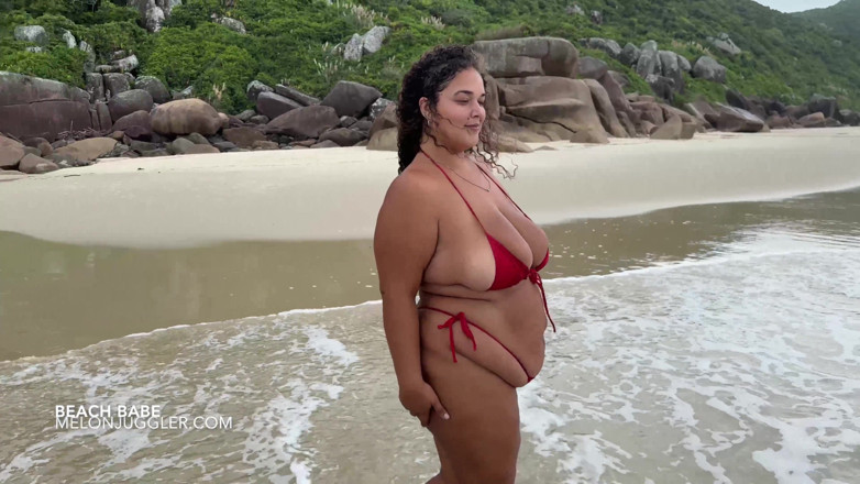 Busty BBW Latinas: Analua iri güzel kadın plajda herkesin içinde çıplak mastürbasyon yapıyor
