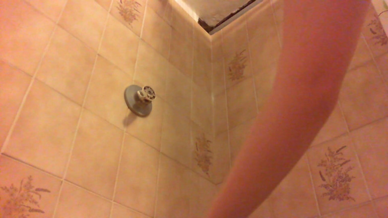 Nicoletta Embassi: Nat onder de douche