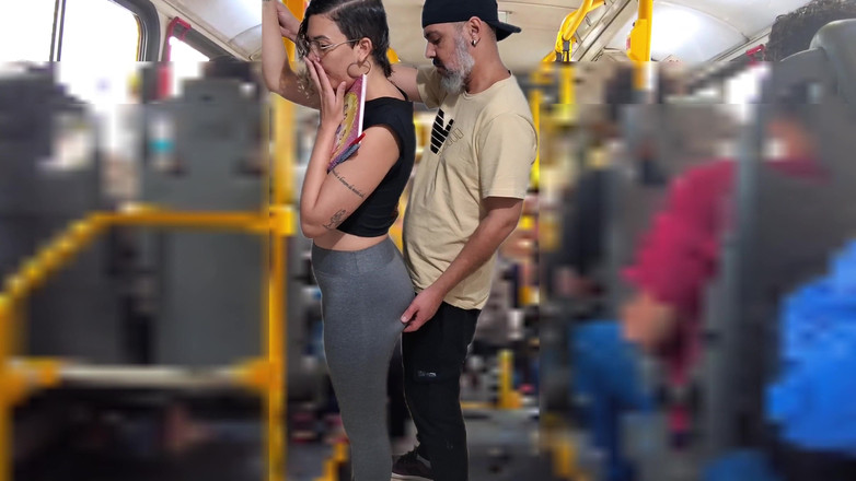 Gabi SweetCouplesStories: Slampig student får spermasprut i bussen