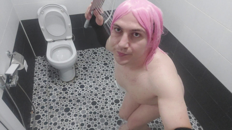 Kitty_Cross: Zadek Shemale White Báječné vnadné tělo flirtuje na podlaze koupelny