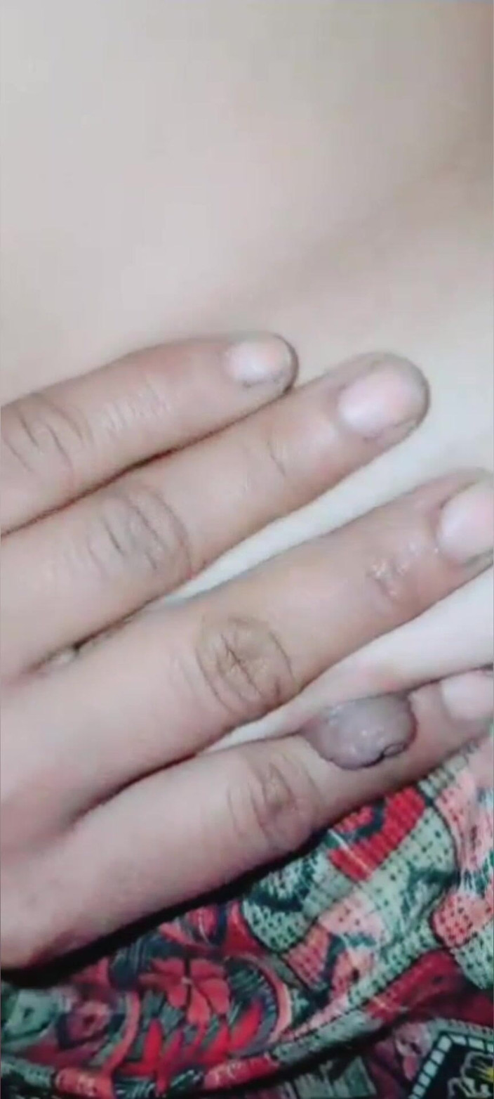 TricolorMusic3: Memek seksi desi bhabhi si gadis hot ini menenangkan nafsunya...