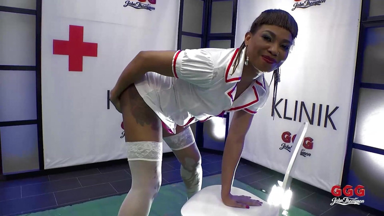 DEUTSCHLAN PORNO XXX: Blond a černá děvka polykají chcanky a sperma v Ggg Bukkake