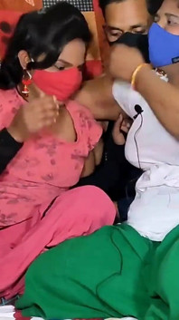 Indiancă bhabhi desi cu sora ei vitregă face sex în trei cu soțul