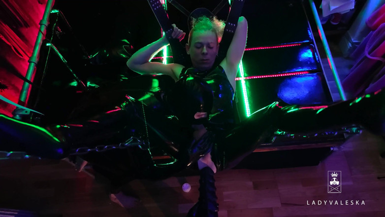 Lady Valeska: Getah Domme dildo gergasi dan gimp